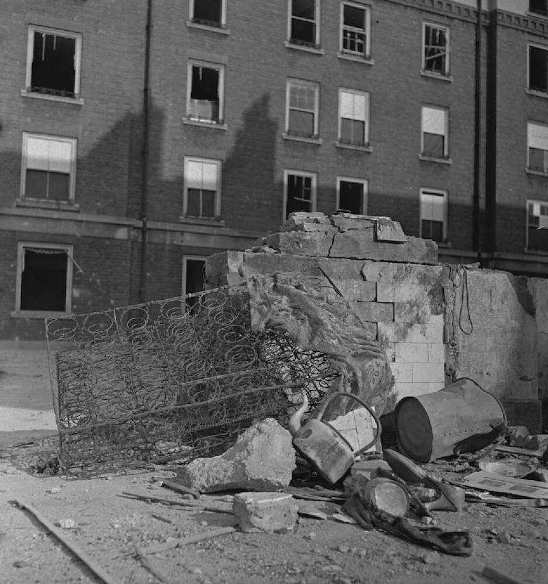 Furniture on the street in front of a bombed out street in London, 1945. Naational Archief. Public Domain.