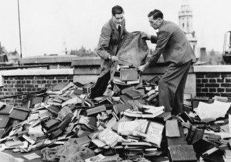 Foyles employees use copies of Adolf Hitler’s Mein Kampf to protect their room from possible German bombs, London, 5 September 1939. Photo by Bettmann Archive/Getty Images.