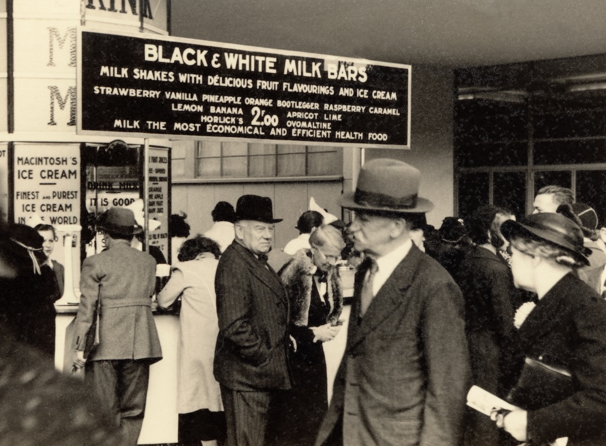 Black and White Milk Bar, Fleet Street, London, c.1935. Mary Evans/Ros Fraser Collection.