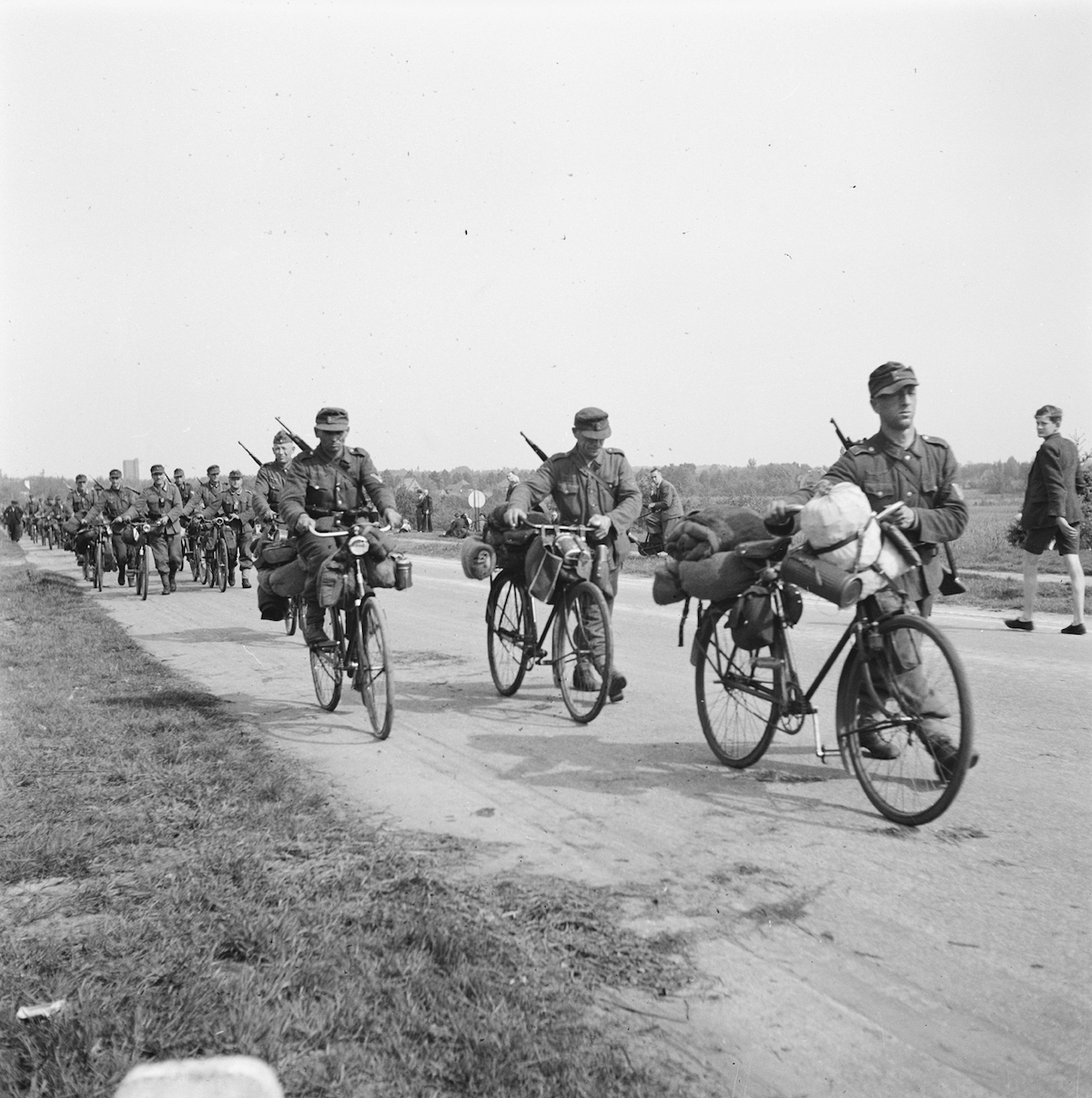 German soldiers returning to Germany after the capitulation, May 1945. Nationaal Archief. Public Domain.