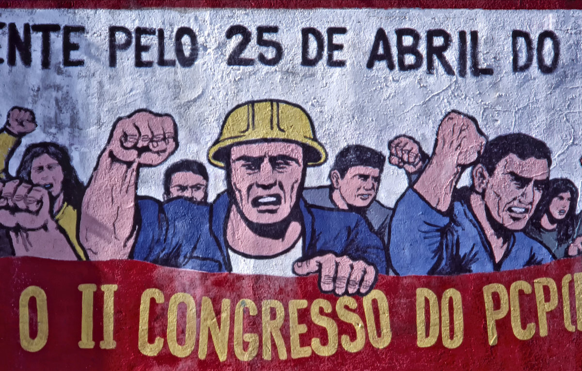 A mural in Lisbon commemorating the Carnation Revolution of 25 April 1974, c. 2020. Eric Huybrechts (CC BY-ND 2.0 DEED).