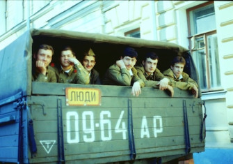 Young Red Army soldiers in Moscow, 1990. Dupont66 (CC BY 4.0).