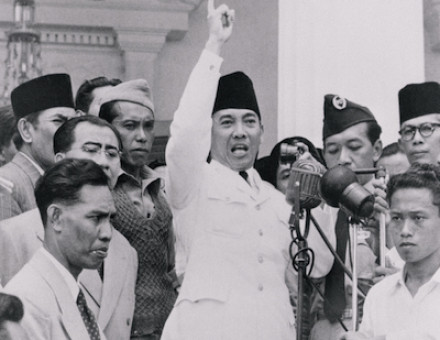 Sukarno addresses a rally in Makassar, 1940. Bettmann/Getty Images.