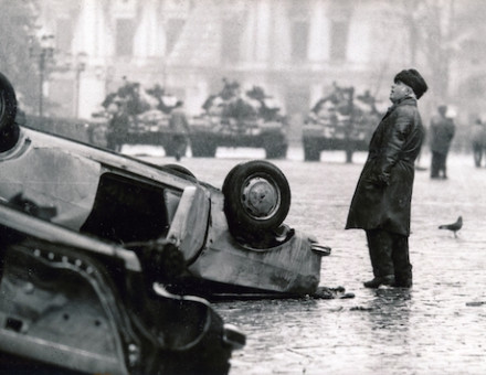 A street scene in Bucharest during the Romanian Revolution, 15-25 December 1989. Forteopan (CC BY-SA).