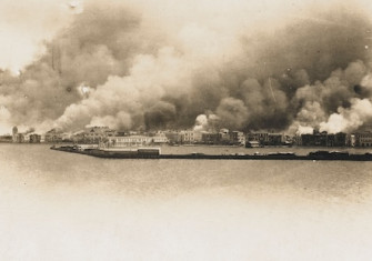 The Great Fire in the Greek Quarter of Smyrna (now Izmir), 1922. Chronicle/Alamy Stock Photo.