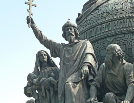 St. Vladimir of Kiev/Volodymyr of Kyiv on the Millennium of Russia monument in Veliky Novgorod, 2010. Дар Ветер (CC BY-SA 3.0)