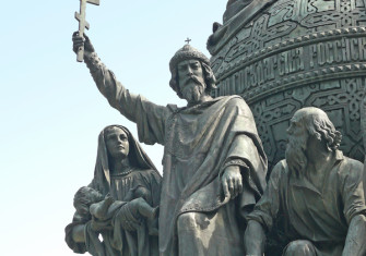 St. Vladimir of Kiev/Volodymyr of Kyiv on the Millennium of Russia monument in Veliky Novgorod, 2010. Дар Ветер (CC BY-SA 3.0)